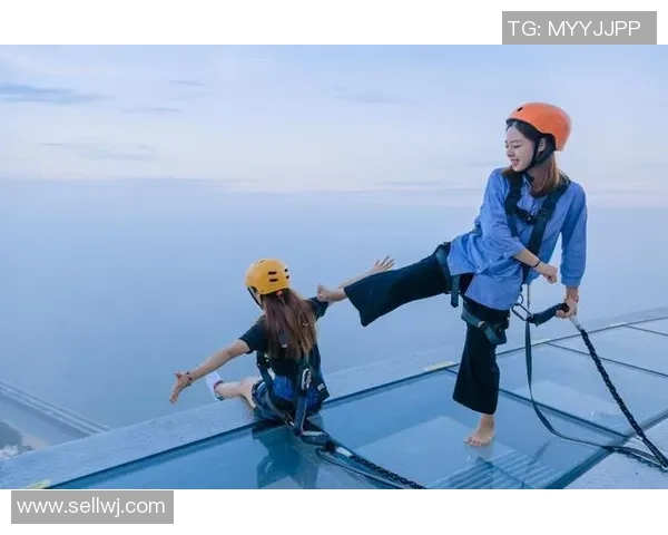 足球明星情侣共度夏日清凉时光泳池畅游甜蜜瞬间尽显浪漫情怀